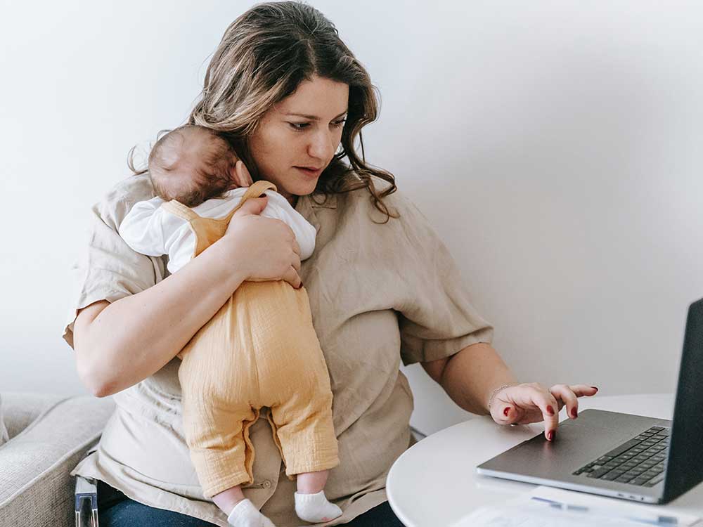 Title Ix Elevated View Woman With Her Daughter Using Laptop With Blank White Screen Freepix 2602012