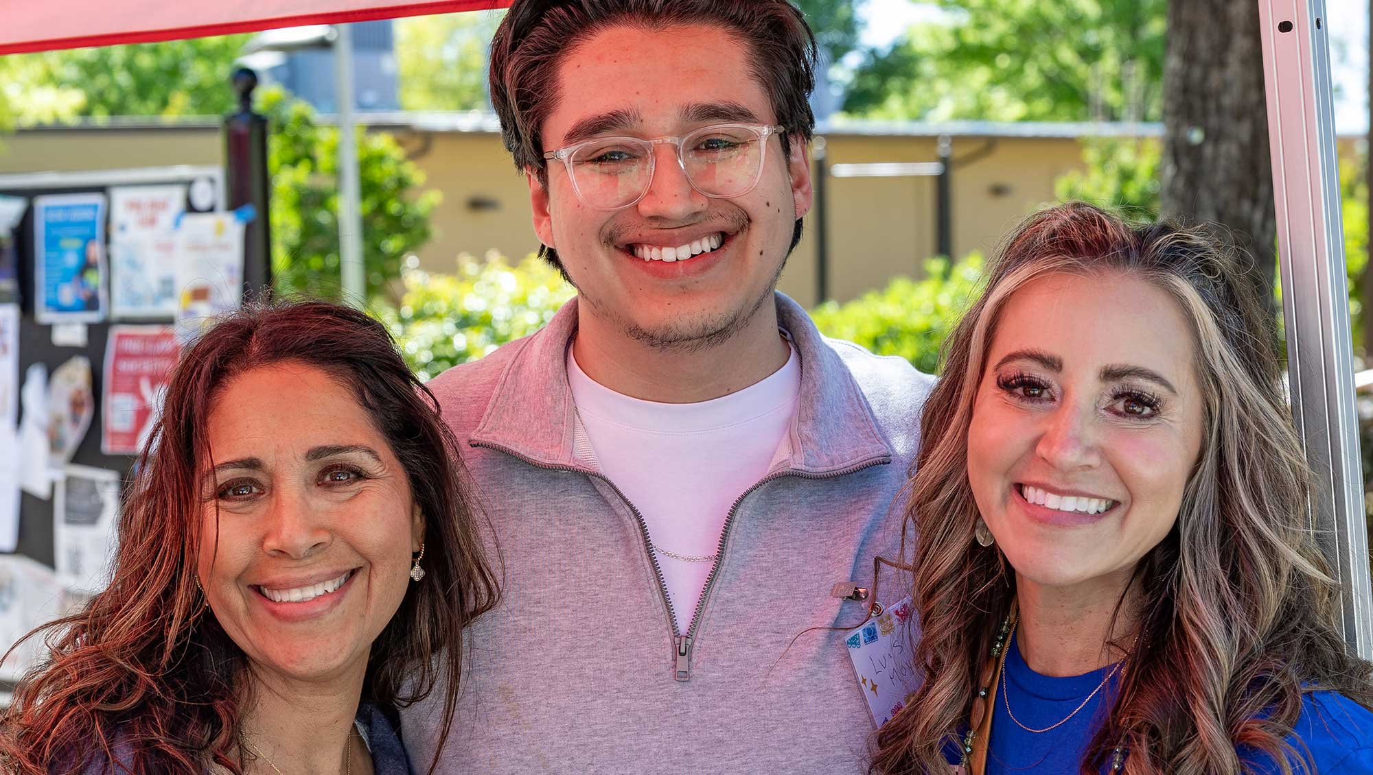 Puente advisors and students at Meet Your Comunidad event